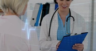 Kafkas kadın doktorun hastasını muayene ettiği kardiyografın animasyonu. Teknoloji, tıp ve dijital arayüz kavramı dijital olarak oluşturulmuş video.