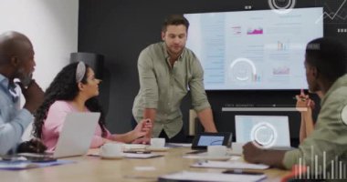 Veri işleme ve diyagramlarının animasyonu ofiste iş tartışan çeşitli meslektaşlar üzerine. Teknoloji, iş ve dijital arayüz kavramı dijital olarak oluşturulmuş video.