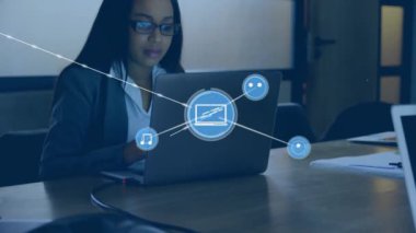 Dizüstü bilgisayar kullanan iki ırklı iş kadınının üzerindeki simgelerle bağlantı ağının animasyonu. Teknoloji, iş ve dijital arayüz kavramı dijital olarak oluşturulmuş video.