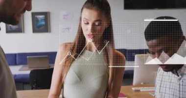 Toplantıda farklı iş adamlarının veri işleme ve diyagramlarının animasyonu. Teknoloji, iş ve dijital arayüz kavramı dijital olarak oluşturulmuş video.