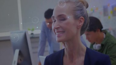 Ofiste çalışan çeşitli iş adamlarıyla olan bağlantıların animasyonu. Teknoloji, iş ve dijital arayüz kavramı dijital olarak oluşturulmuş video.