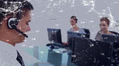 Ofisteki telefon kulaklığı kullanan Kafkasyalı meslektaşlar üzerinden bağlantı ağının animasyonu. Teknoloji, iş ve dijital arayüz kavramı dijital olarak oluşturulmuş video.