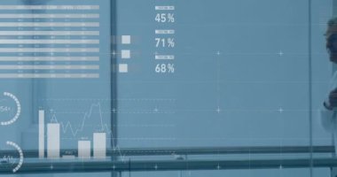 Kafkas erkek doktorun koşması üzerine veri işleme ve diyagramların animasyonu. Teknoloji, tıp ve dijital arayüz kavramı dijital olarak oluşturulmuş video.