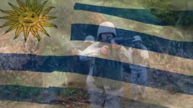 Çeşitli askerler üzerinde Uruguay bayrağının animasyonu. Vatanseverlik, silahlı kuvvetler, savunma ve savaş konsepti dijital olarak oluşturulmuş video.