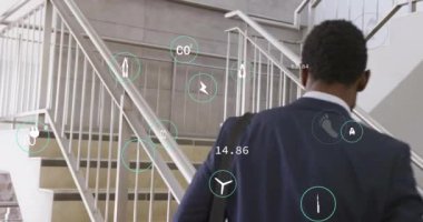 Ofiste yürüyen melez iş adamının ekoloji ikonları ve veri işleme animasyonları. Teknoloji, iş ve dijital arayüz kavramı dijital olarak oluşturulmuş video.
