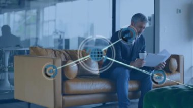 Beyaz iş adamının elindeki belgelerin üzerindeki simgelerle olan bağlantıların animasyonu. Teknoloji, iş ve dijital arayüz kavramı dijital olarak oluşturulmuş video.