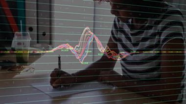 Çift ırklı kadınların not tutması üzerine veri işleme ve diyagramların animasyonu. Teknoloji, iş ve dijital arayüz kavramı dijital olarak oluşturulmuş video.