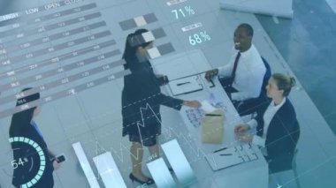 Ofiste çalışan çeşitli meslektaşların finansal veri işleme animasyonları. Küresel iş, finans, iletişim ve dijital arayüz kavramı dijital olarak oluşturulmuş video.