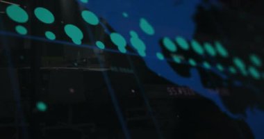 Veri işleme ve dünya haritası animasyonları ofiste iş tartışan çeşitli meslektaşlar üzerine. Teknoloji, iş ve dijital arayüz kavramı dijital olarak oluşturulmuş video.