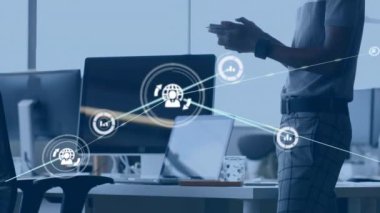 Dizüstü bilgisayar kullanarak, iki ırklı iş adamının üzerindeki simgelerle bağlantı ağının animasyonu. Teknoloji, iş ve dijital arayüz kavramı dijital olarak oluşturulmuş video.