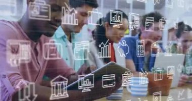 Ofisteki teknolojiyi kullanan çeşitli meslektaşlar üzerinde iş simgelerinin canlandırılması. Teknoloji, iş ve dijital arayüz kavramı dijital olarak oluşturulmuş video.