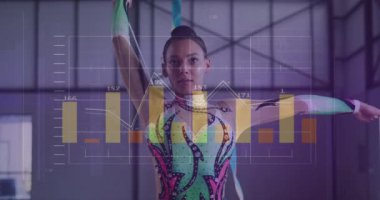 Beyaz kadın jimnastikçi üzerinden finansal veri işleme animasyonu. Küresel spor, aktif yaşam tarzı, bağlantılar, hesaplama ve veri işleme kavramı dijital olarak oluşturuldu.