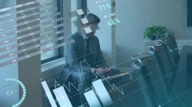 Akıllı telefon kullanan beyaz iş adamının finansal veri işleme animasyonu. Küresel iş, finans, iletişim ve dijital arayüz kavramı dijital olarak oluşturulmuş video.