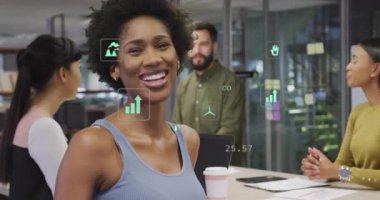 Farklı meslekdaşların ofiste konuştuğu ekoloji ikonları ve veri işleme animasyonları. Teknoloji, iş ve dijital arayüz kavramı dijital olarak oluşturulmuş video.