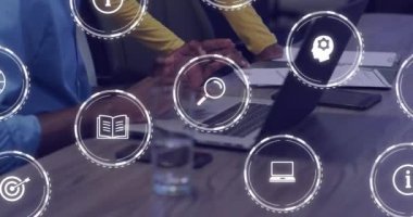 Ofisteki dizüstü bilgisayarla çeşitli meslektaşlar üzerinde iş simgelerinin canlandırılması. Teknoloji, iş ve dijital arayüz kavramı dijital olarak oluşturulmuş video.