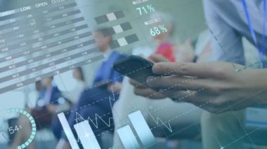 Akıllı telefon kullanan beyaz iş adamının finansal veri işleme animasyonu. Küresel iş, finans, iletişim ve dijital arayüz kavramı dijital olarak oluşturulmuş video.