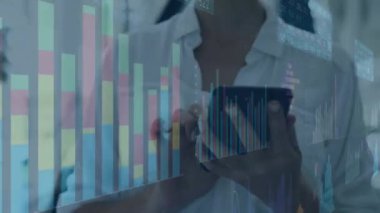 Ofiste akıllı telefon kullanan Kafkas iş kadınının finansal veri işleme animasyonu. Küresel finans, iş, bağlantılar, hesaplama ve veri işleme kavramı dijital olarak oluşturulmuş video.