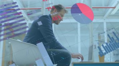 Kafkasyalı iş adamının dizüstü bilgisayarla finansal veri işleme animasyonu. Küresel iş, finans, iletişim ve dijital arayüz kavramı dijital olarak oluşturulmuş video.