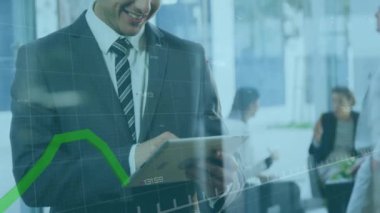 Tablet kullanan beyaz adamın veri işleme ve diyagramlarının animasyonu. Teknoloji, iş ve dijital arayüz kavramı dijital olarak oluşturulmuş video.