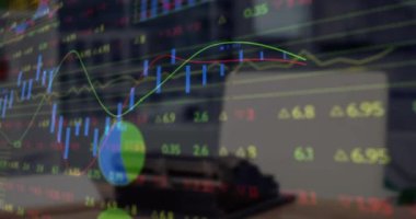 Boş ofis üzerinde veri işleme ve diyagramlarının animasyonu. Teknoloji, iş ve dijital arayüz kavramı dijital olarak oluşturulmuş video.