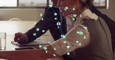 Toplantıda, Kafkasyalı meslektaşlar üzerinde simgelerle bağlantı ağının canlandırılması. Teknoloji, iş ve dijital arayüz kavramı dijital olarak oluşturulmuş video.