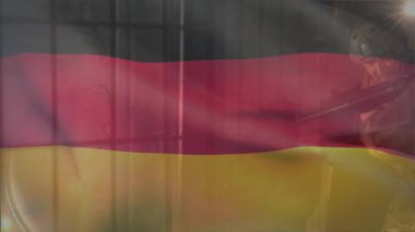 Çeşitli askerler üzerinde Alman bayrağının animasyonu. Vatanseverlik, silahlı kuvvetler, savunma ve savaş konsepti dijital olarak oluşturulmuş video.
