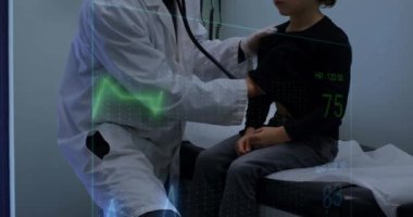 Çift ırklı erkek doktorun hastasını muayene edişinin kardiyografisi. Teknoloji, tıp ve dijital arayüz kavramı dijital olarak oluşturulmuş video.
