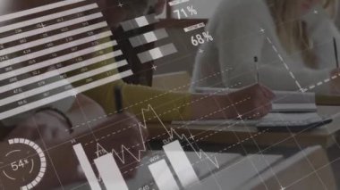 Çeşitli öğrencilerin yazıları üzerinde finansal veri işleme animasyonu. Küresel eğitim, finans, işletme, bağlantılar, hesaplama ve veri işleme kavramı dijital olarak oluşturuldu.