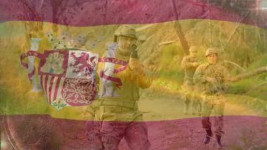 Çeşitli askerler üzerinde İspanya bayrağının animasyonu. Vatanseverlik, silahlı kuvvetler, savunma ve savaş konsepti dijital olarak oluşturulmuş video.