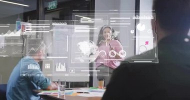 Çeşitli meslektaşların iş tartışmaları üzerine veri işleme ve diyagramların animasyonu. Teknoloji, iş ve dijital arayüz kavramı dijital olarak oluşturulmuş video.