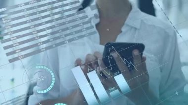 Akıllı telefon kullanan Afro-Amerikan iş kadını üzerinden finansal veri işleme animasyonu. Küresel iş, finans, iletişim ve dijital arayüz kavramı dijital olarak oluşturulmuş video.
