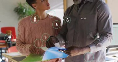 Veri işleme ve ekoloji simgelerinin, ofiste konuşan çeşitli meslektaşlarla animasyonu. Teknoloji, iş ve dijital arayüz kavramı dijital olarak oluşturulmuş video.