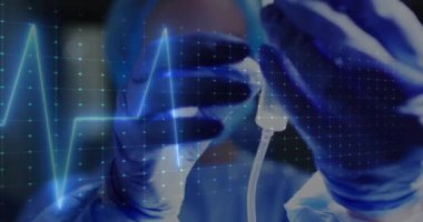 Kafkas kadın cerrahın ameliyat odasında kardiyografın animasyonu. Teknoloji, tıp ve dijital arayüz kavramı dijital olarak oluşturulmuş video.