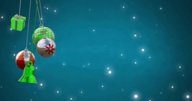 Mavi arka plandaki ışık noktalarının üzerinde noel süslerinin animasyonu. Noel, gelenek ve kutlama konsepti dijital olarak oluşturuldu.