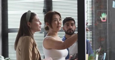 Farklı meslekdaşların ofiste konuşmaları üzerine ekoloji ikonlarının canlandırılması. Teknoloji, iş ve dijital arayüz kavramı dijital olarak oluşturulmuş video.