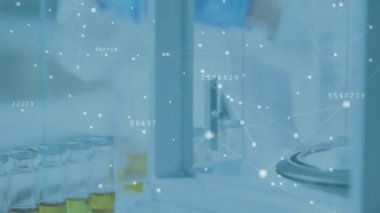 Laboratuvardaki beyaz erkek bilim adamı üzerinden veri işleme ve bağlantı ağının animasyonu. Teknoloji, bilim ve dijital arayüz kavramı dijital olarak oluşturulmuş video.