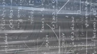 Belgeler üzerinde matematiksel denklemlerin animasyonu. Teknoloji, iş ve dijital arayüz kavramı dijital olarak oluşturulmuş video.