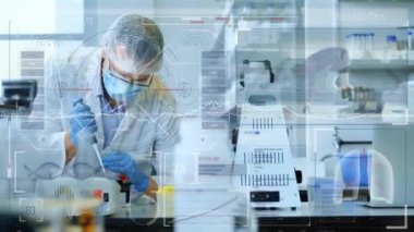 Deney yapan beyaz erkek bilim adamının veri işleme animasyonu. Teknoloji, bilim ve dijital arayüz kavramı dijital olarak oluşturulmuş video.