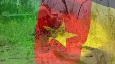 Kafkas askerinin üzerinde kamerun bayrağı canlandırması. Vatanseverlik, silahlı kuvvetler, savunma ve savaş konsepti dijital olarak oluşturulmuş video.