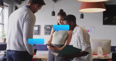 Farklı meslekdaşların iş tartışmaları üzerine medya simgelerinin canlandırılması. Teknoloji, iş ve dijital arayüz kavramı dijital olarak oluşturulmuş video.