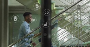 Ofis üzerinde veri işleme ve ekoloji simgelerinin animasyonu. Teknoloji, iş ve dijital arayüz kavramı dijital olarak oluşturulmuş video.