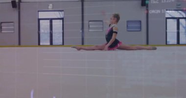 Beyaz kadın jimnastikçi üzerinden finansal veri işleme animasyonu. Küresel spor, aktif yaşam tarzı, bağlantılar, hesaplama ve veri işleme kavramı dijital olarak oluşturuldu.