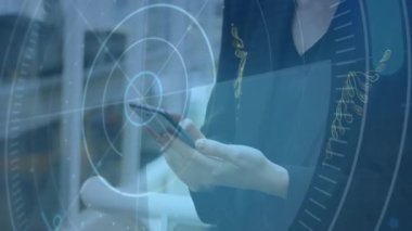 Kafkasyalı iş kadınının akıllı telefon kullanılarak taranmasının animasyonu. Teknoloji, iş ve dijital arayüz kavramı dijital olarak oluşturulmuş video.