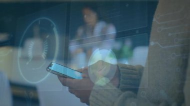 Akıllı telefon kullanan iki ırklı iş kadınının taranması animasyonu. Teknoloji, iş ve dijital arayüz kavramı dijital olarak oluşturulmuş video.