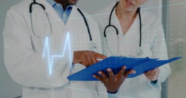 Kardiyografın animasyonu elinde dosya tutan çeşitli doktorların üzerinde. Teknoloji, tıp ve dijital arayüz kavramı dijital olarak oluşturulmuş video.