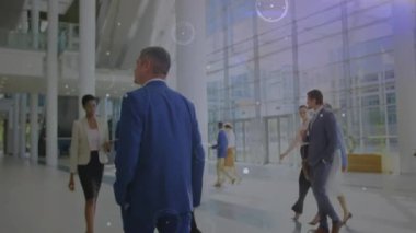 Ofiste yürüyen çeşitli iş adamlarıyla olan bağlantıların animasyonu. Teknoloji, iş ve dijital arayüz kavramı dijital olarak oluşturulmuş video.