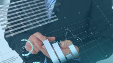 Akıllı telefon kullanan beyaz iş adamının finansal veri işleme animasyonu. Küresel iş, finans, iletişim ve dijital arayüz kavramı dijital olarak oluşturulmuş video.