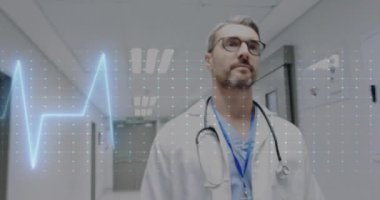 Kafkas erkek doktorun hastanede yürümesi üzerine kardiyografın animasyonu. Teknoloji, tıp ve dijital arayüz kavramı dijital olarak oluşturulmuş video.