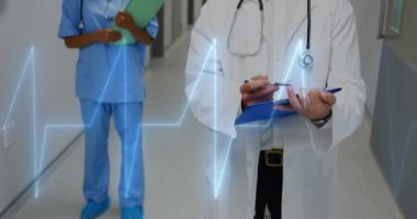 Elinde dosya olan melez doktorların kardiyografisinin animasyonu. Teknoloji, tıp ve dijital arayüz kavramı dijital olarak oluşturulmuş video.