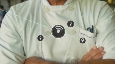Mutfaktaki beyaz erkek aşçı üzerindeki ikonlarla olan bağlantıların animasyonu. Küresel gıda, mutfak, yemek pişirme, bağlantılar, bilgisayar ve veri işleme kavramı dijital olarak oluşturulmuş video.